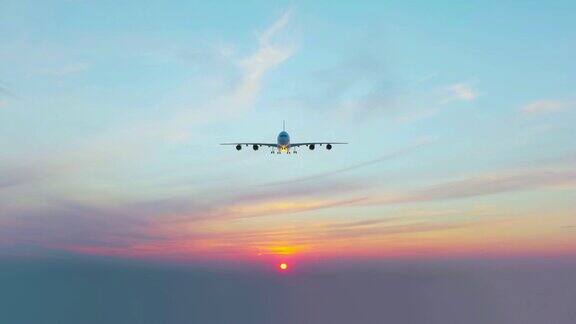 一架商用飞机在夕阳的背景下降落