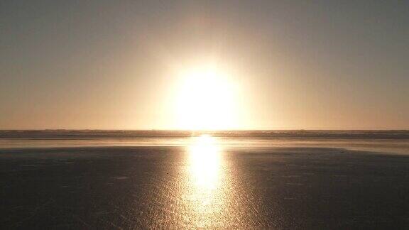 放大太阳在海洋过渡到白色