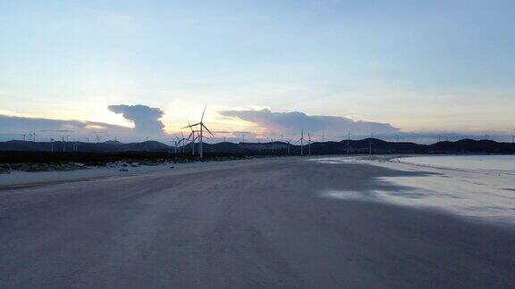 俯瞰海滩上的风力发电场