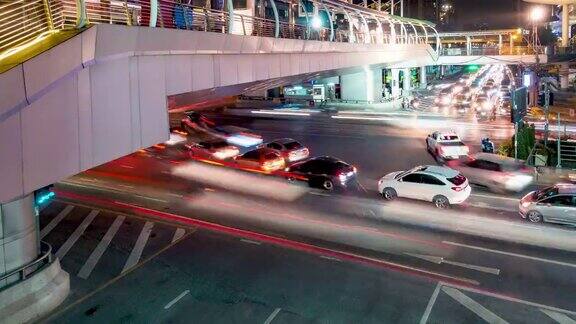 时间流逝交通和鸟瞰夜景与交通收费高速公路在曼谷市中心