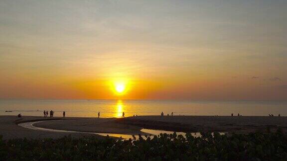 普吉岛卡隆海滩美丽的日落