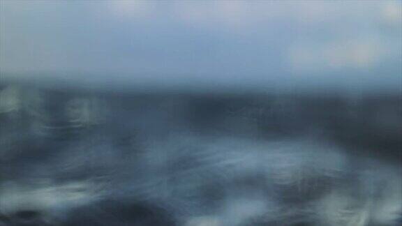 从一艘帆船上看到一个狂暴的大海:在海洋中大风