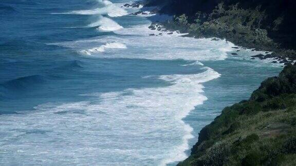 宽镜头海浪在海岸