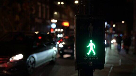 带有人类图标的绿色交通灯