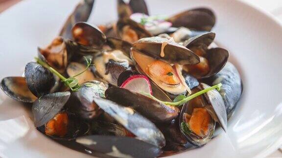 海鲜餐厅的盘子里的牡蛎贻贝葡萄酒开胃菜
