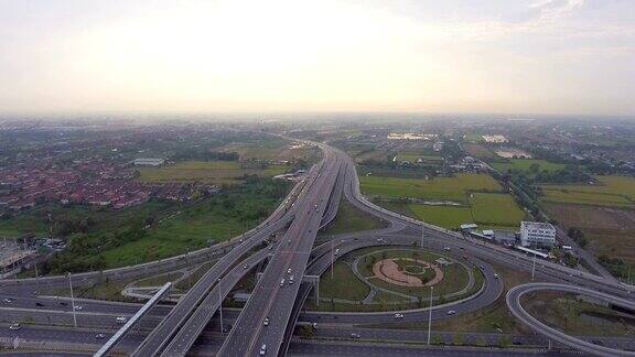 飞过泰国曼谷的高速公路鸟瞰图