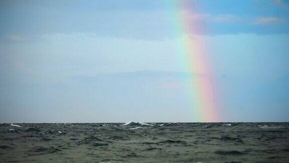 美丽的海景五彩缤纷的彩虹越过地平线