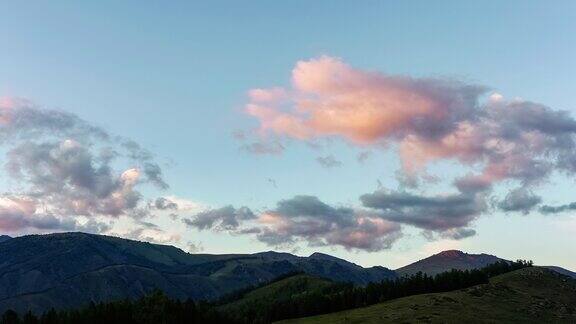 日出时的山和云的航拍镜头