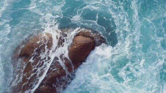 海浪拍打着岩石无人机拍摄的航拍视频翡翠海岸撒丁岛意大利