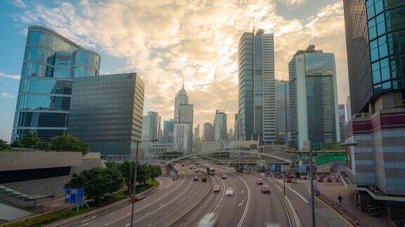 延时:上午香港中环及金钟高速公路上的交通情况以大厦为背景