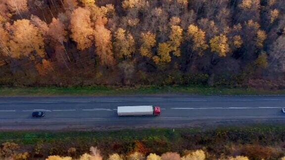 区域公路上到处都是货运和汽车货运代理行业卡车以低速行驶