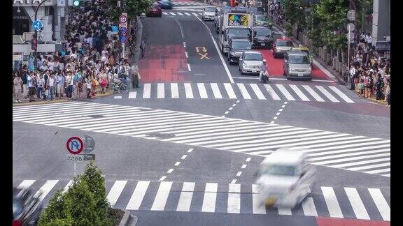 东京日本白天人们在夜晚走过涩谷的时间