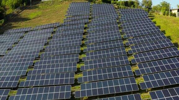 绿色的山丘上布满了太阳能电池板