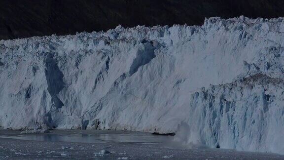 小冰川引起大的裂冰