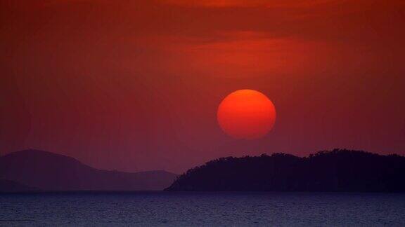 加勒比海热带岛屿上的大日落