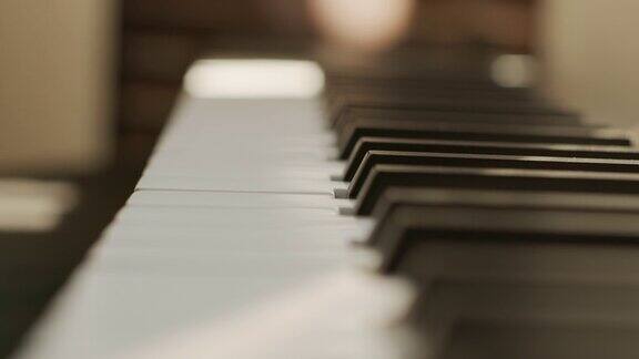 在家弹钢琴