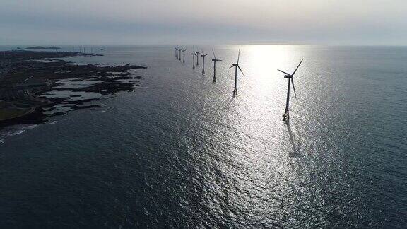 韩国济州岛亚洲海上风电场景观配有航空涡轮机的海景