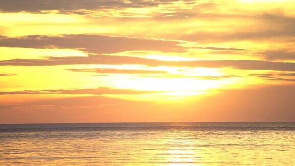 美丽的日落天空在海上