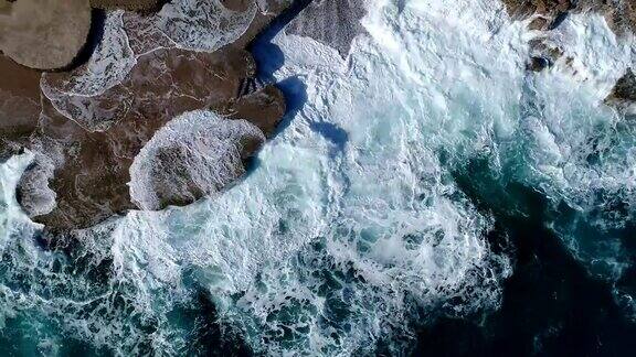 飞过黑山的绿色海浪拍打着岩石