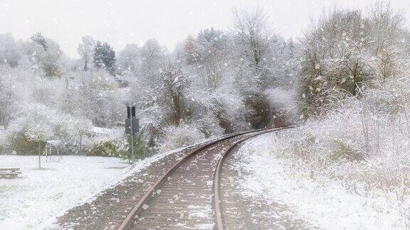 铁路穿过雪和雾的景观