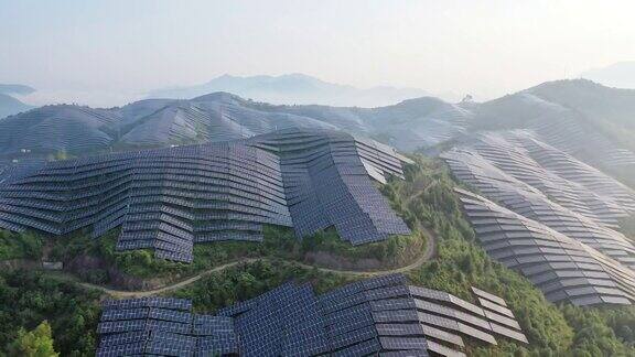 薄雾笼罩的山顶太阳能发电厂非常壮观
