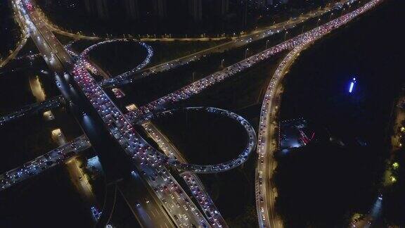 高速公路鸟瞰图繁忙的城市高峰时间严重的交通堵塞高速公路