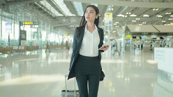 亚洲商务女性在登机处检查航班