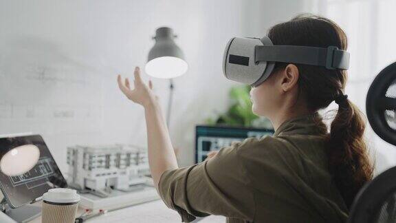 未来女工程师戴着虚拟现实眼镜设计在三维领域与建筑师设计