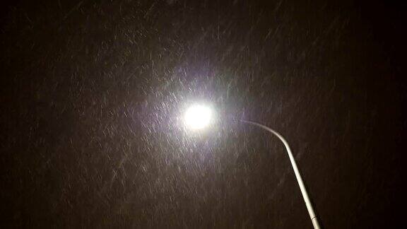 一盏路灯和飘落的雪花