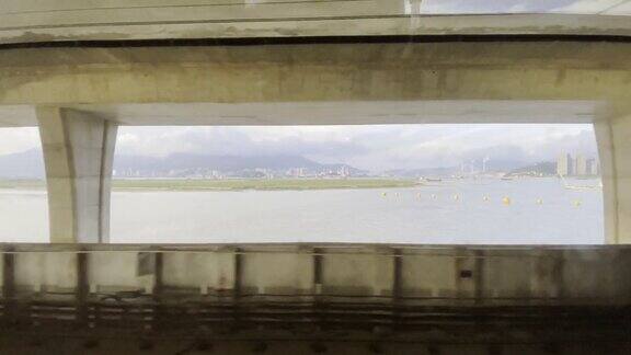在火车上看外面的水边城市景观