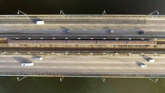 空中从上到下的视图拍摄的交通在汽车桥上4k的视频