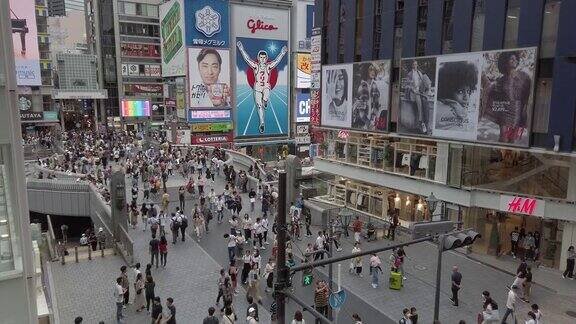 4k高角度视图向下倾斜行走在日本大阪道顿堀的人们