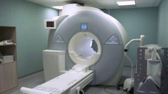 明亮的房间配有现代化的CT扫描仪