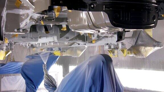 生产中采用防腐蚀化合物覆盖新车底部的自动化工艺
