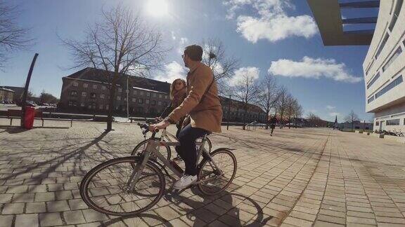 夫妇骑城市道路城市自行车