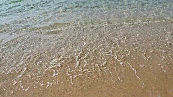 翻滚的海浪拍打着岸边的沙滩
