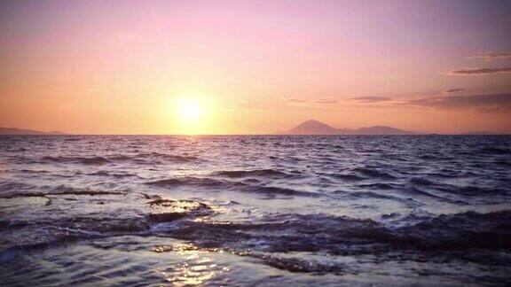日落时平静的海面