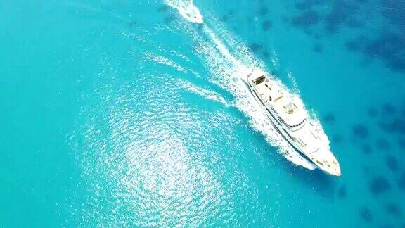 一艘白色船只在蓝绿色海洋上航行的无人机视频