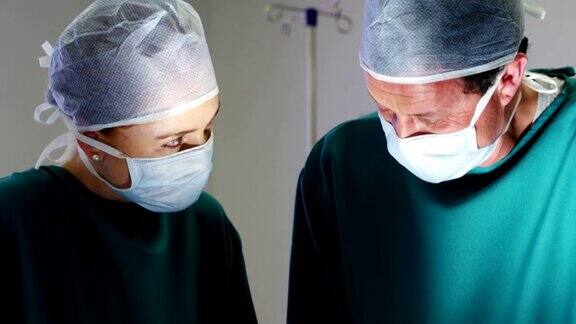 外科医生在手术室进行手术时相互交流