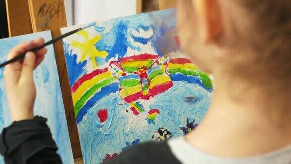 小女孩画彩绘彩虹蝴蝶画架画室