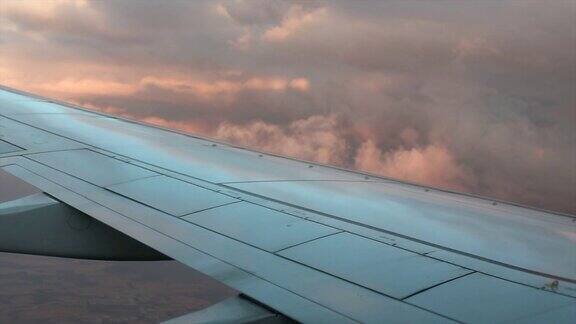 飞机窗外的宁静景色