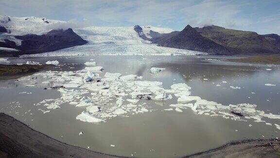 空中飞过漂浮在水面上的壮观冰山Jokulsarlon湖自然气候雪景冰岛