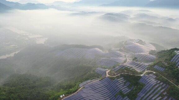 雾中太阳能发电厂的鸟瞰图