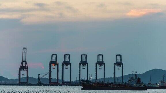 日落时分的工业港口