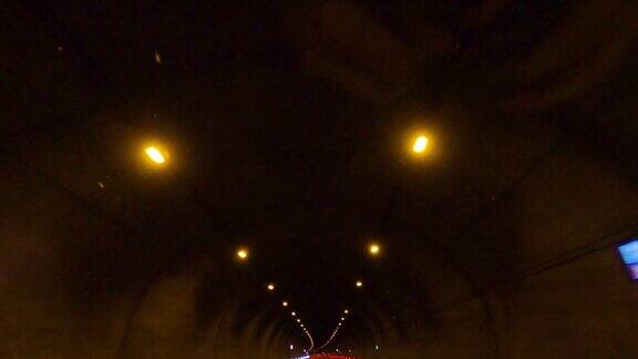 汽车在黑暗的隧道中行驶