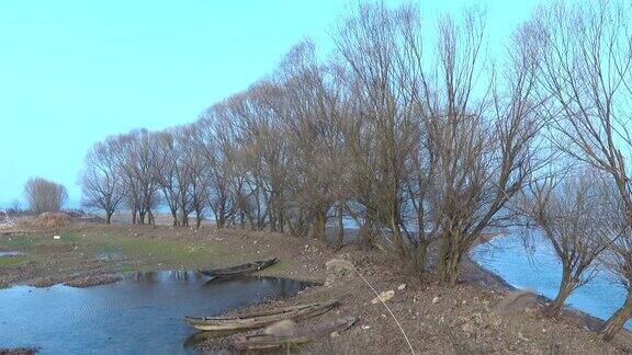 湖边废弃的木制渔船