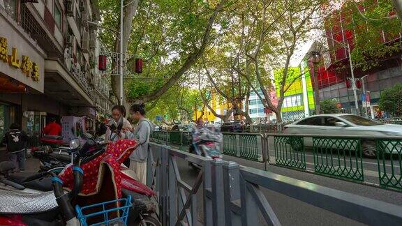 夏日南京城市交通、街道、人行道时光流逝全景4k中国