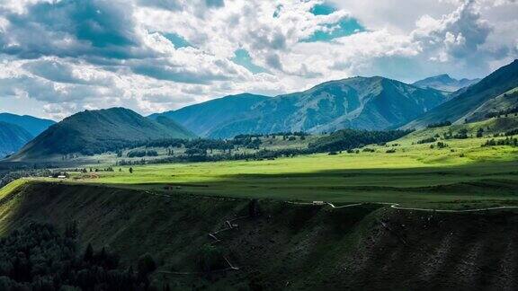 空中拍摄的新疆山脉和草原景观
