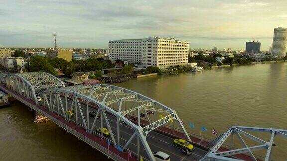 在清晨鸟瞰图中钢桥横跨河流