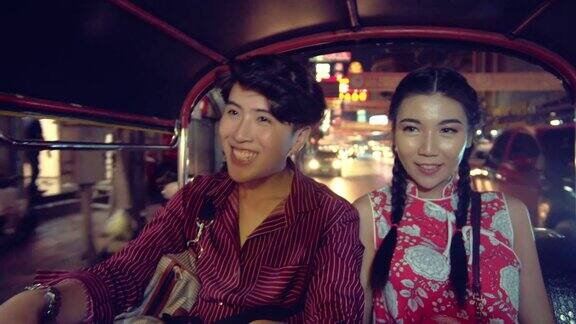 亚洲夫妇旅游骑嘟嘟在曼谷